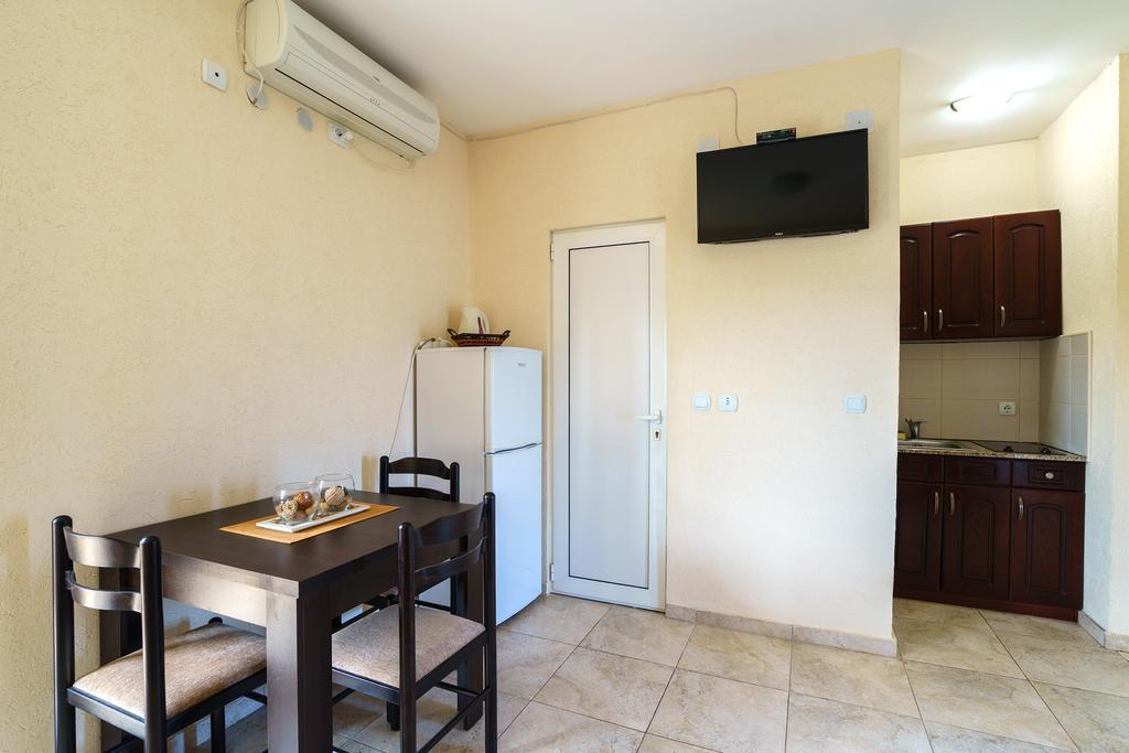 Lora Apartment Bar